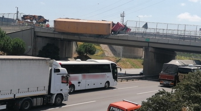 Tır köprüde asılı kaldı