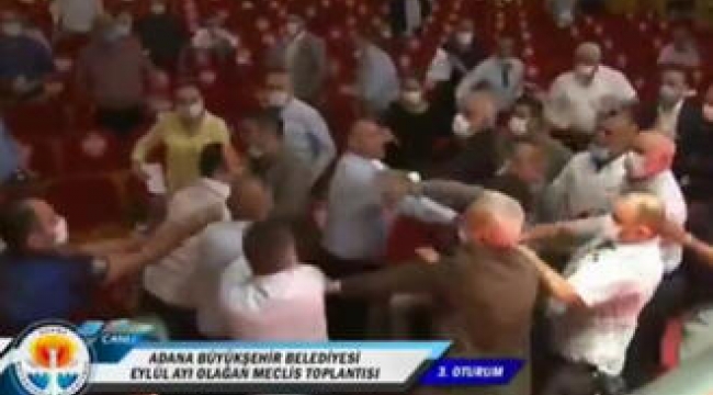 Adana'da belediye meclisi karıştı... Belediye başkanı darbedildi
