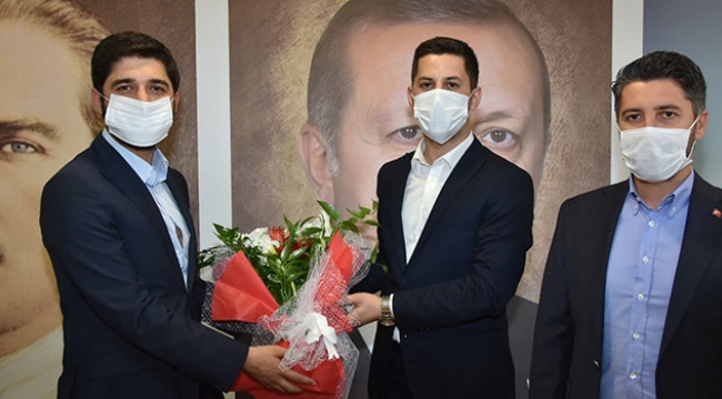AK Parti Adana İl Gençlik Kolları'nda bayrak değişimi