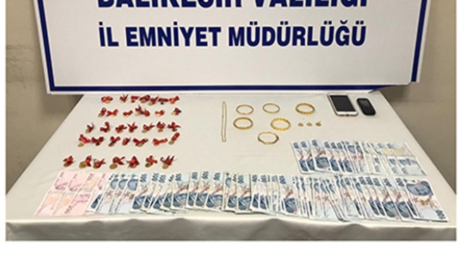 Altınlarla kaçmaya çalışırken suçüstü yakalandılar