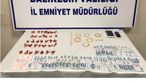 Altınlarla kaçmaya çalışırken suçüstü yakalandılar