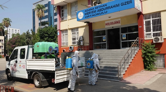 Büyükşehir okulları dezenfekte ediyor