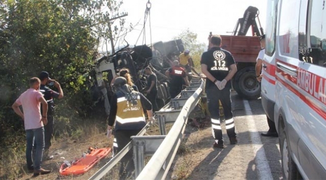 Freni boşalan kamyon devrildi