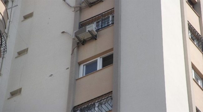 Pencereyi silmek isteyen kadın canından oldu