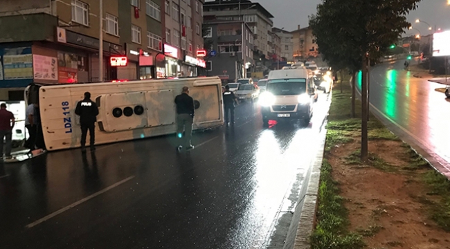 Yolcu dolu minibüs devrildi