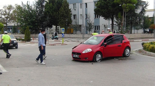 Halk otobüsü ile özel otomobil çarpıştı