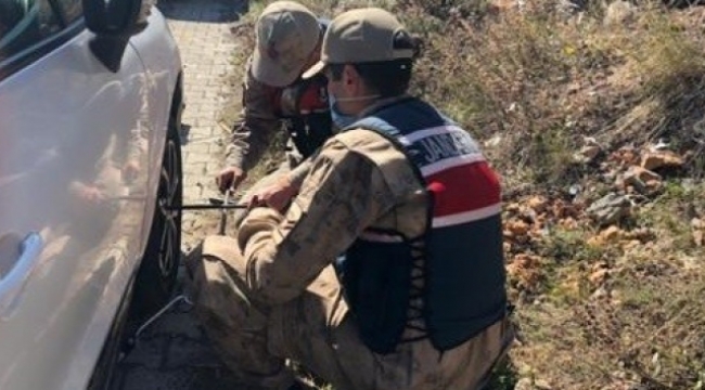 Jandarma ekipleri lastiği patlayan sürücüye yardım etti