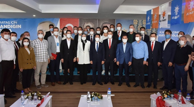 Karataş'ta bayrağı Ünal devraldı