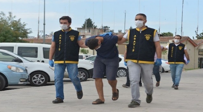 Morga gelen vatandaşın altınlarını çaldı