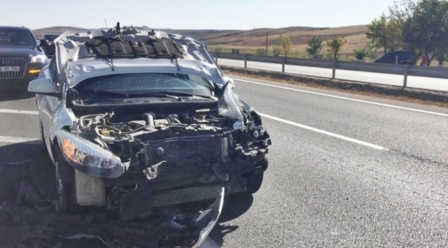 Otomobile çarptı hurdaya döndü