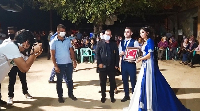 Yeni çiftlere ay yıldızlı bayrak