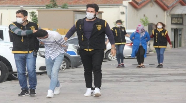 Kadın kılığına giren sevgilisiyle akrabalarını gasp etti