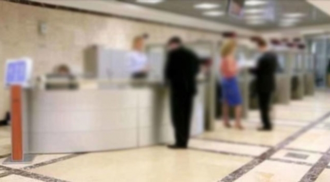 Karantinada olması gerekirken bankaya gitti