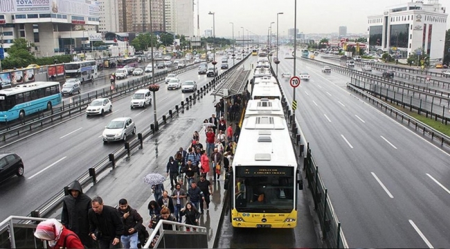 Metrobüste bıçaklı kavga