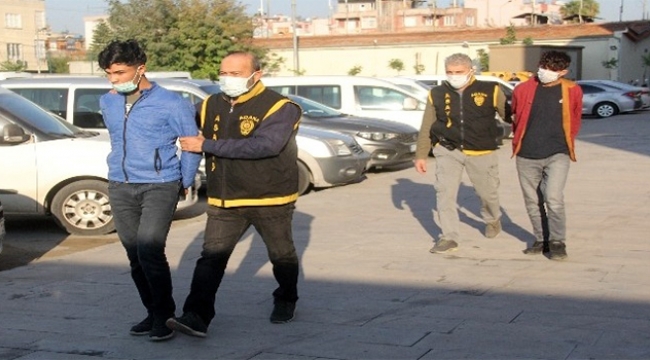 Motosikletle gezdirdiler bıçaklayıp gasp ettiler