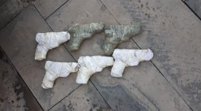 Otomobilde 6 ruhsatsız tabanca ele geçirildi