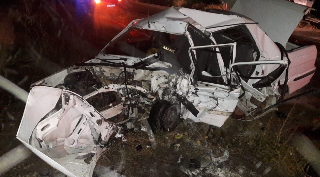 Otomobil ile ticari araç kafa kafaya çarpıştı