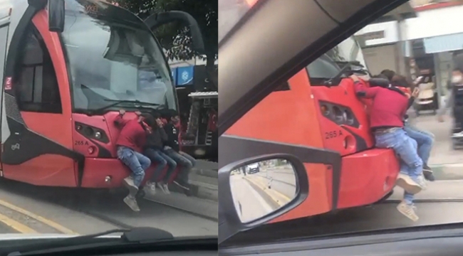 Tramvay arkasında tehlikeli yolculuk!