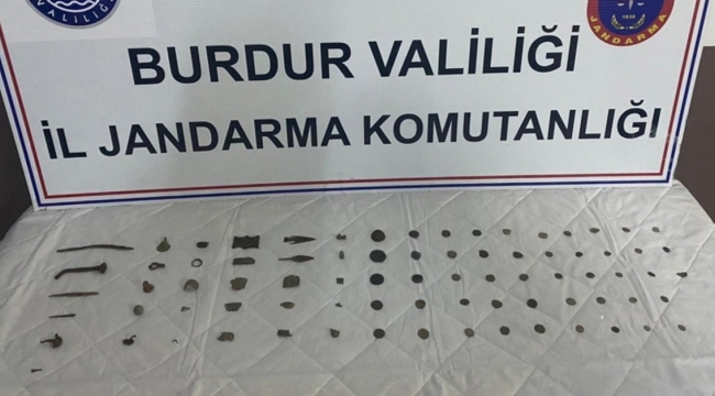79 parça tarihi eser ele geçirildi.