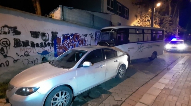 Freni boşalan minibüs otomobil ve duvara çarptı