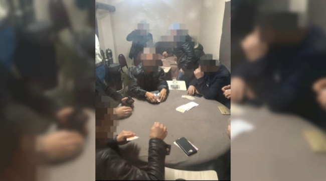 Hem Covid-19 hem de kumardan ceza yediler