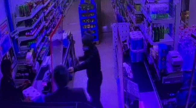 Marketteki müşteri, silahlı soygunu önledi