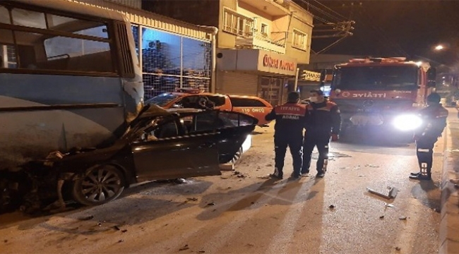 Otomobil işçi servisine çarptı