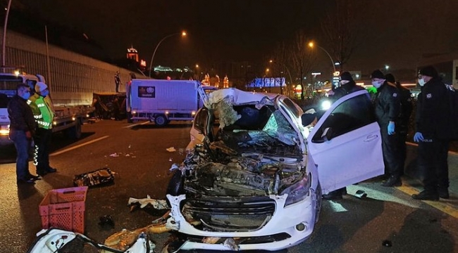 Otomobil ve ekmek yüklü kamyonet çarpıştı