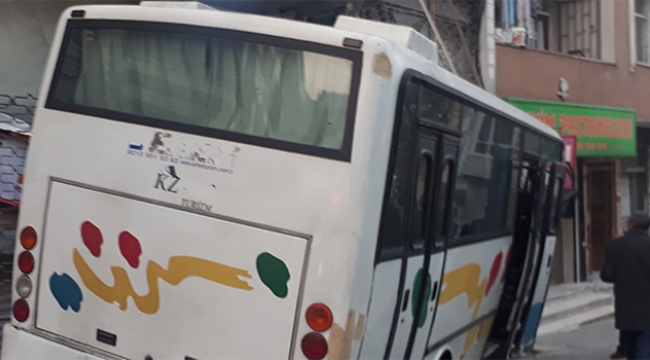 Servis aracı markete girdi