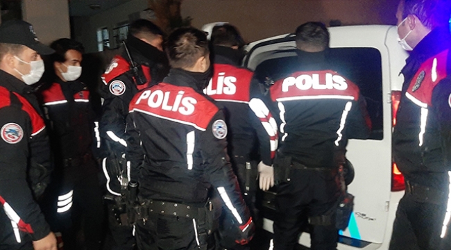 Tekme ve yumruklarla kardeşlerine saldırdı
