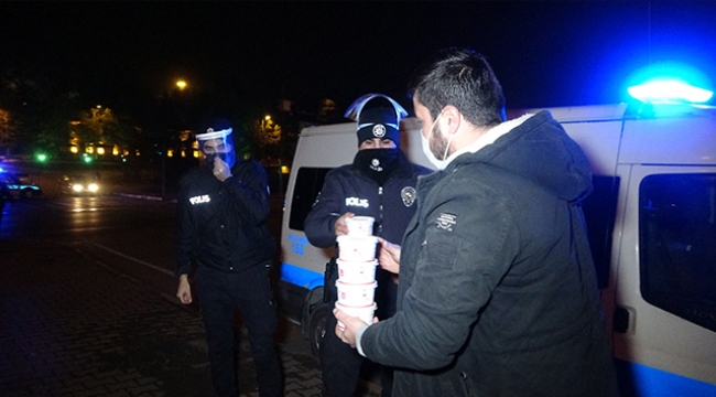 Uygulama yapan polislere çorba ikram ettiler