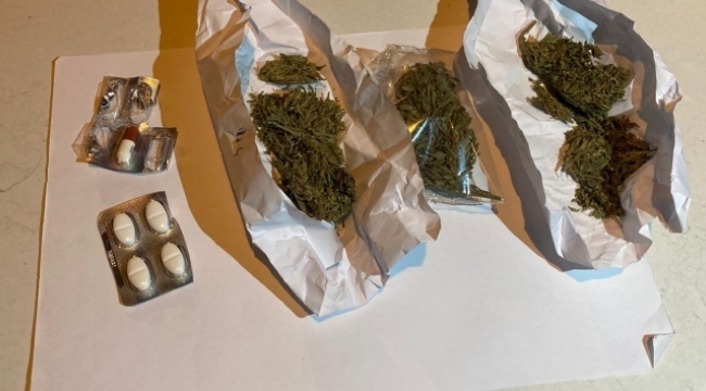 15 gram esrar ve 5 adet kırmızı reçeteli hap bulundu