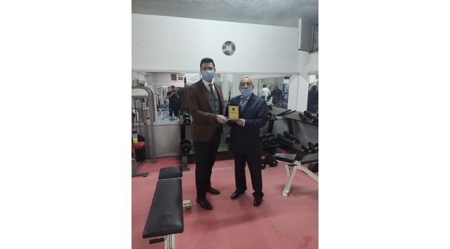 Kadir Gül'e anlamlı plaket