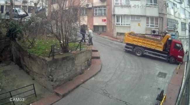 Kontrolden çıkan kamyonetin binaya çarptı