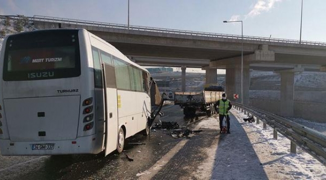 Midibüs ile tır çarpıştı