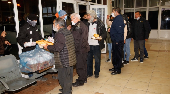 Otogarda kalan evsizlere yemek desteği