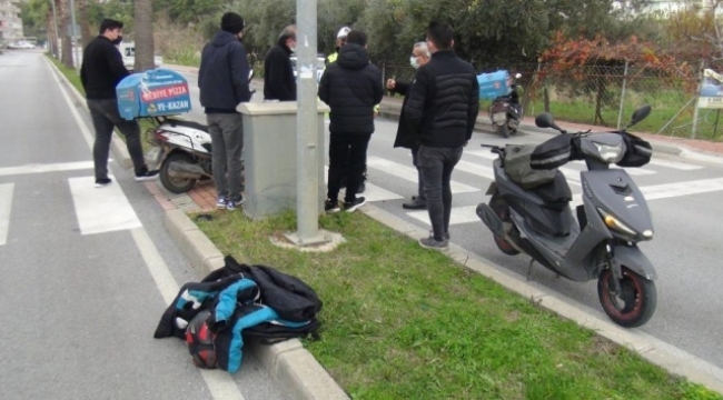 Pizza paket servis motosikletleri boş caddede çarpıştı