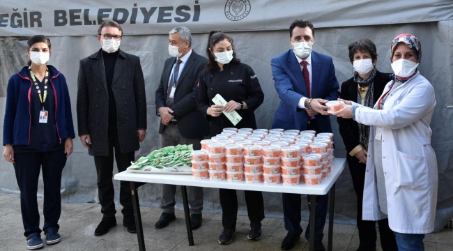 SAĞLIK ÇALIŞANLARINA AŞURE İKRAMI