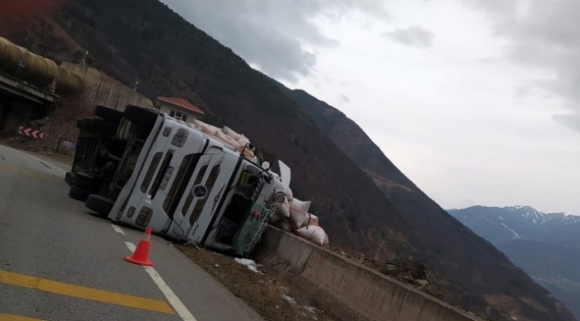 Saman yüklü tır devrildi