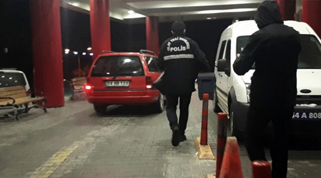 Savrulan traktördeki av tüfeği patladı