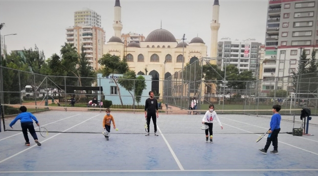 Seyhan’dan 3 ayrı noktada tenis kursu