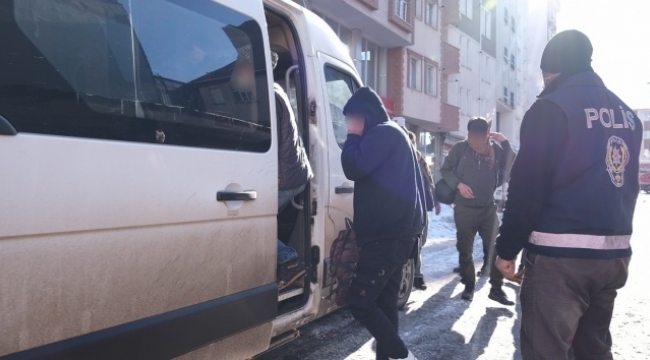 52 düzensiz göçmen yakalandı
