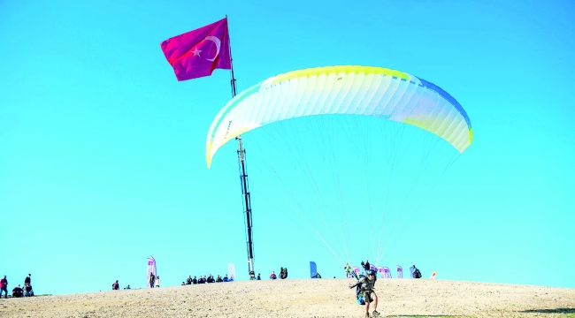 Adana semaları yamaç paraşütüyle renklendi
