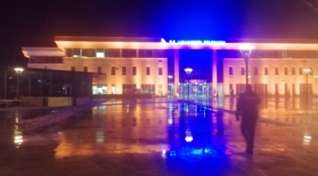 Aracı ile Belediye binasına daldı