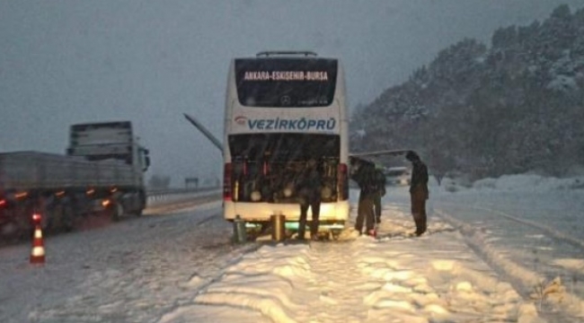Kar yağışı nedeniyle yolda mahsur kaldılar