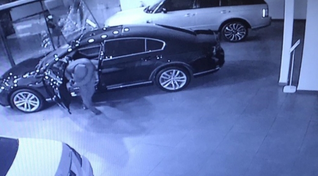 Oto galerinin camını kırıp lüks aracı çaldılar