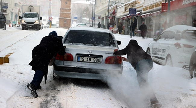 Yoğun kar yağışı hayatı olumsuz etkiledi