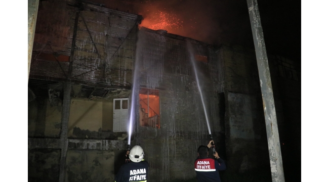 Ahşap binadaki yangın korkuttu