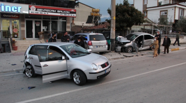 Aşırı süratli otomobil aydınlatma direğine çarptı
