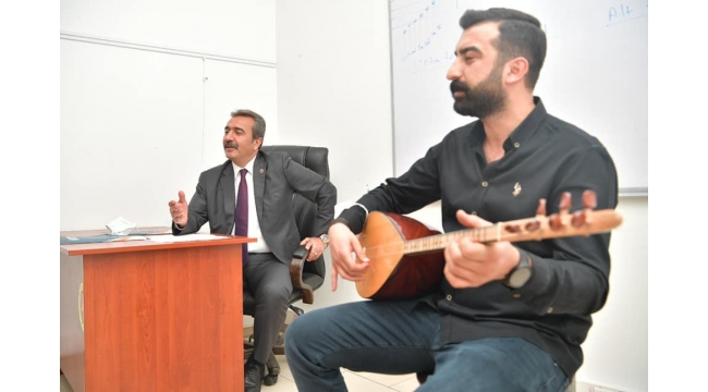 Başkan Çetin kursiyerlerle türkü söyledi